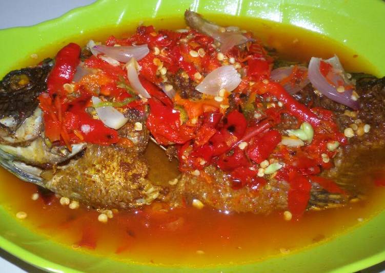 bahan dan cara membuat Pecak ikan mujaer