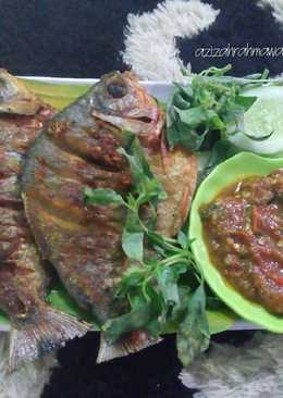 Ikan bawal goreng sambal sari laut