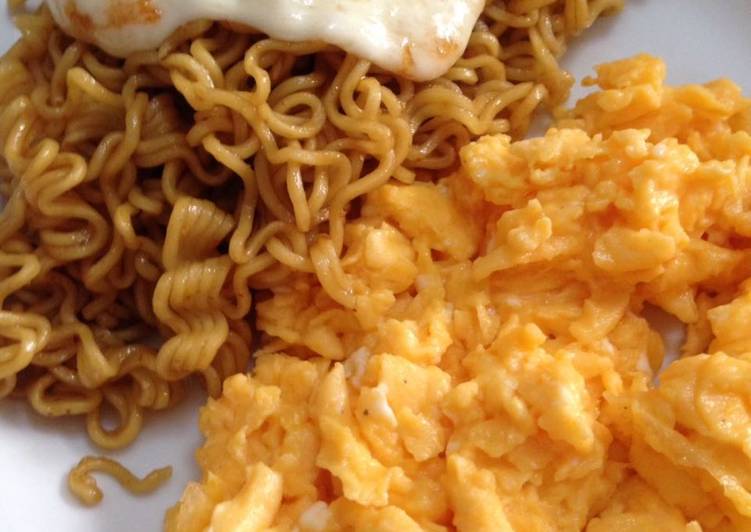 resep Scrambled Egg Indomie Goreng & Mozarella Cheese