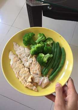 Grilled Chicken with Broccoli and Green Beans (Dada Ayam Bakar)