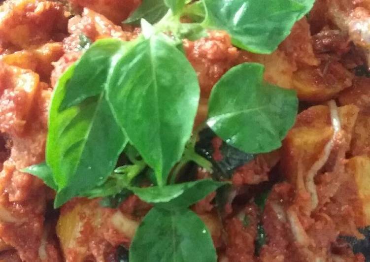 resep masakan Sambalado cumi kentang daun kemangi