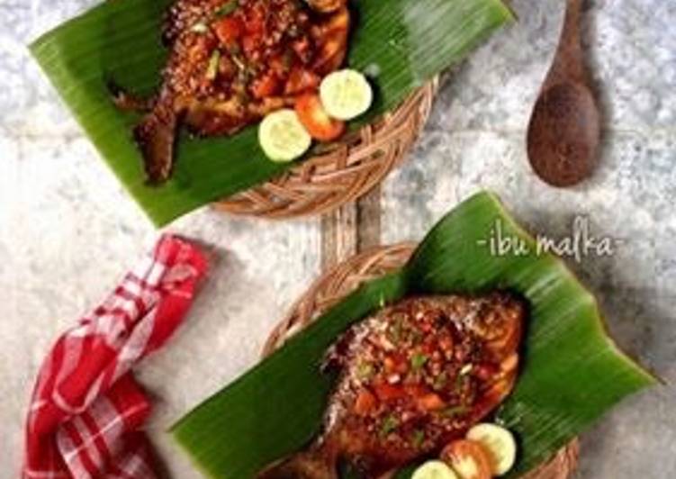 bahan dan cara membuat Ikan bawal bakar