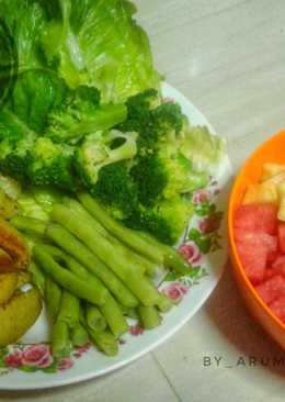 Sayuran rebus with potato wedges dgn sos barbeque plus buah (Diet GM-3) Malam