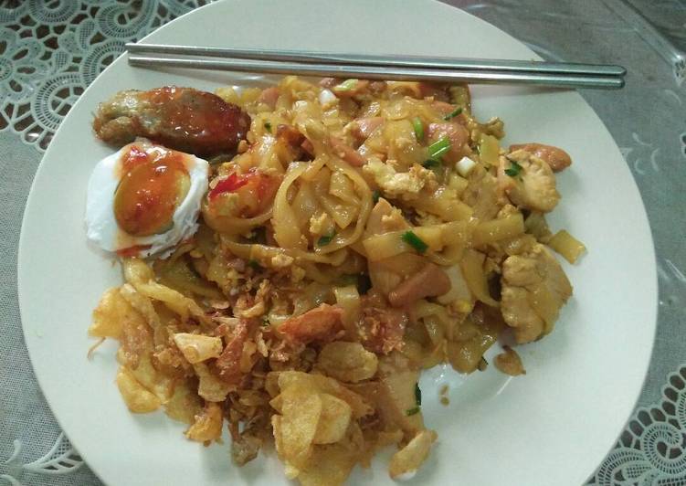 gambar untuk cara membuat Kwetiau Goreng Sosis & Ayam Simple