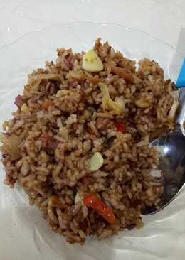 Nasi goreng beras merah toping sosis dan kornet