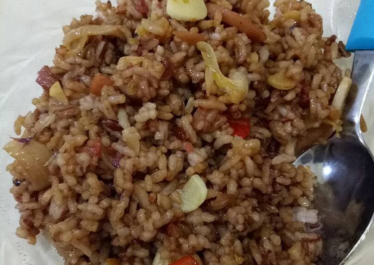 Nasi goreng beras merah toping sosis dan kornet