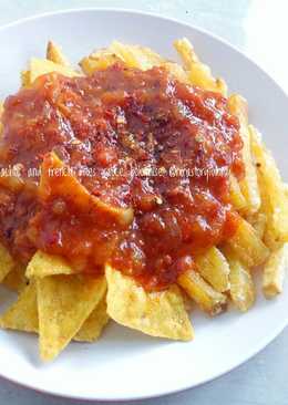 Nachos and french fries sauce bolognise