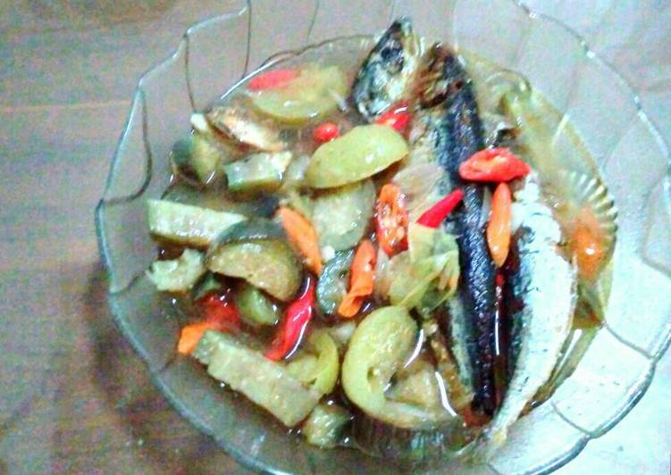 bahan dan cara membuat Tumis ikan pindang sarden+terong