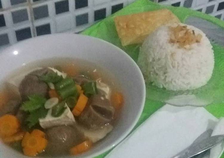 bahan dan cara membuat Sop bakso & tahu putih kuah pedas