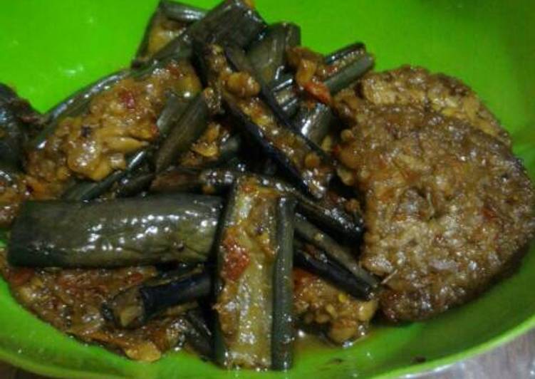 bahan dan cara membuat Terong+tempe balado pedeeesss+asem manis