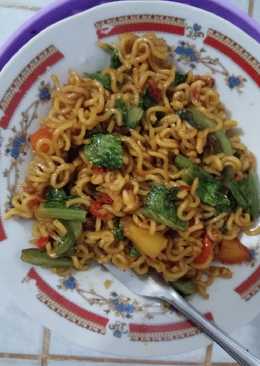 Mie goreng instan tek tek nyemek