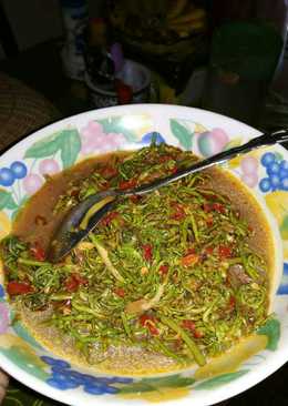 Tumis daun pakis pedas