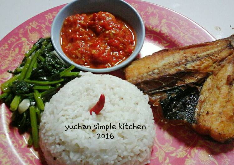 gambar untuk resep makanan Resep Makan Siang ala Yuchan (ikan goreng, sawi tumis dan sambel)