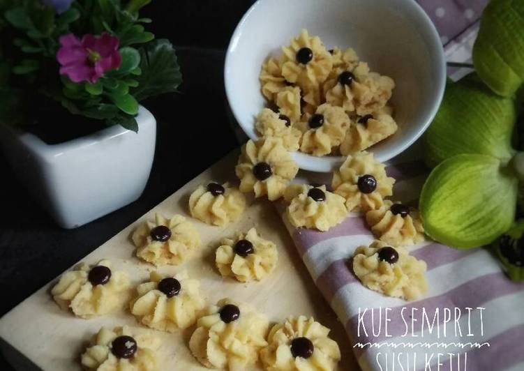 gambar untuk cara membuat Kue Semprit Susu Keju Renyah Gurih Enak