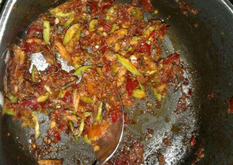 cara membuat Sambal Pete suwir ikan asin (gereh)