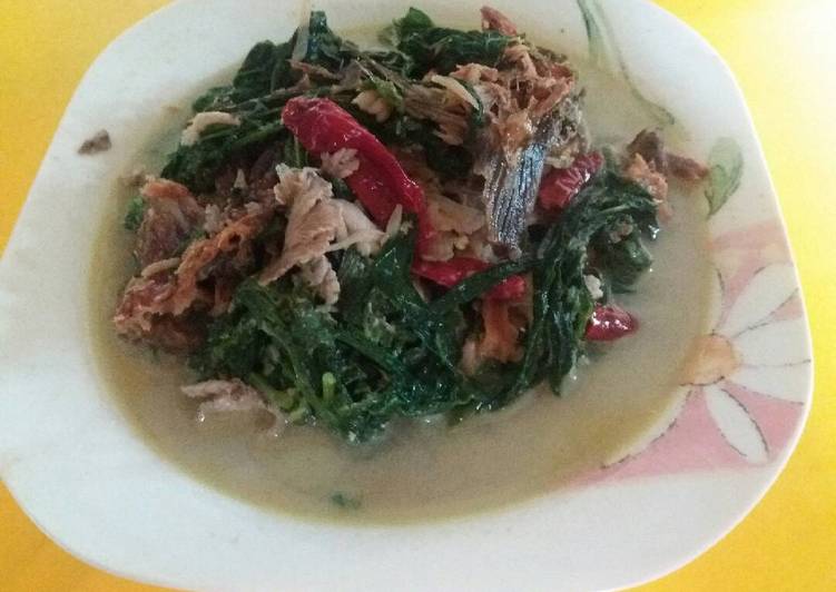 gambar untuk resep makanan Gulai Daun Singkong jamur salai patin