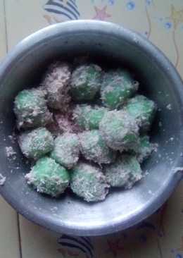 Kue klepon isi gula merah makyus.