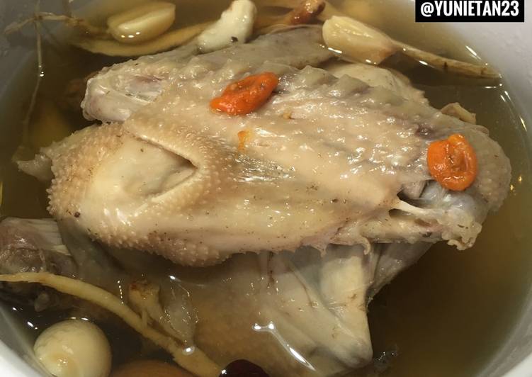 bahan dan cara membuat Chicken herbal soup (sup ayam obat)