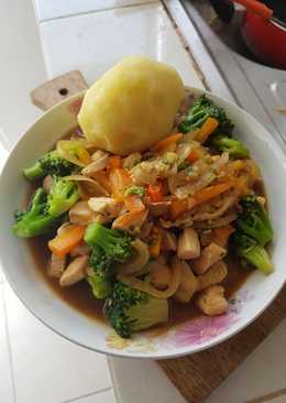 Dada Ayam Brokoli Wortel Saus Teriyaki with Mashed Potato