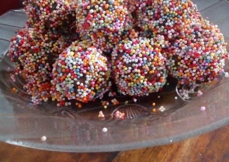 Resep Biskuit bola bola coklat Karya Ariska Ayu Dwi Lesta