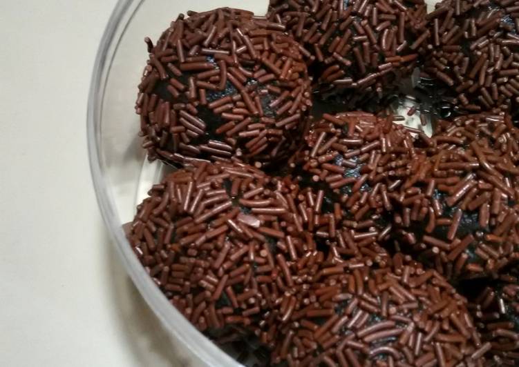 bahan dan cara membuat Rum Ball - Chocolate Ball (Bola Cokelat)