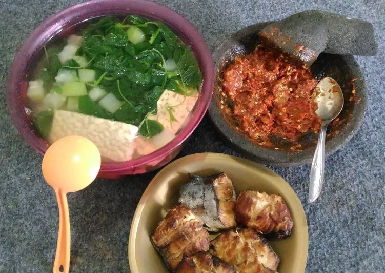 resep lengkap untuk Paket Sayur Bening, Ikan Panggang, Tempe, Plus Sambal Terasi