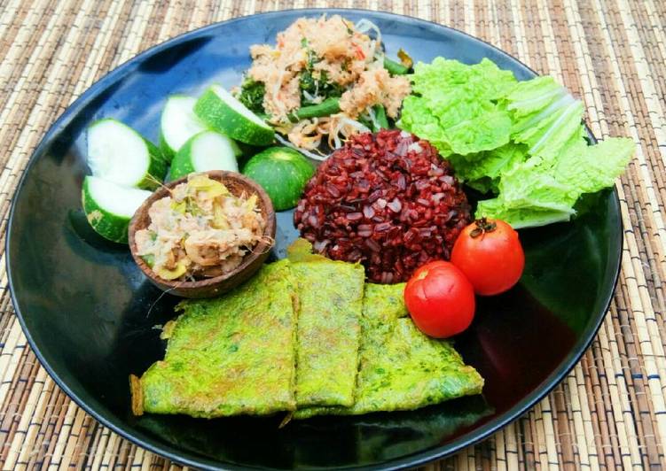 bahan dan cara membuat Menu diet (nasi hitam, urap, botok udang, telur sayur)