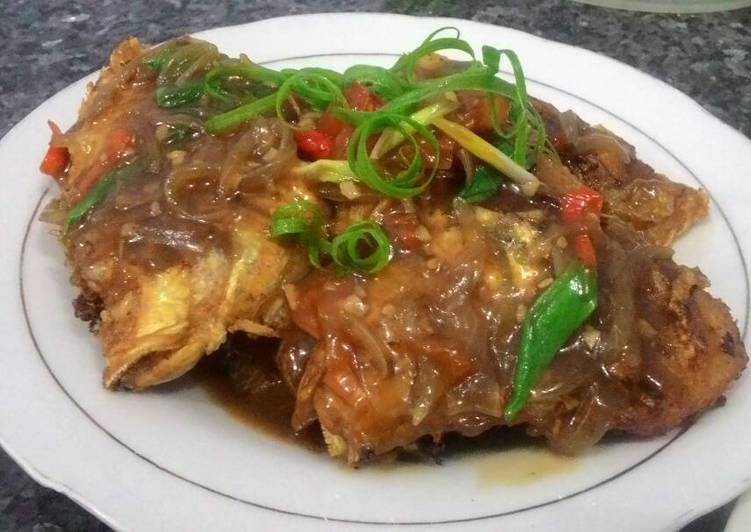 bahan dan cara membuat Nila goreng saus tiram