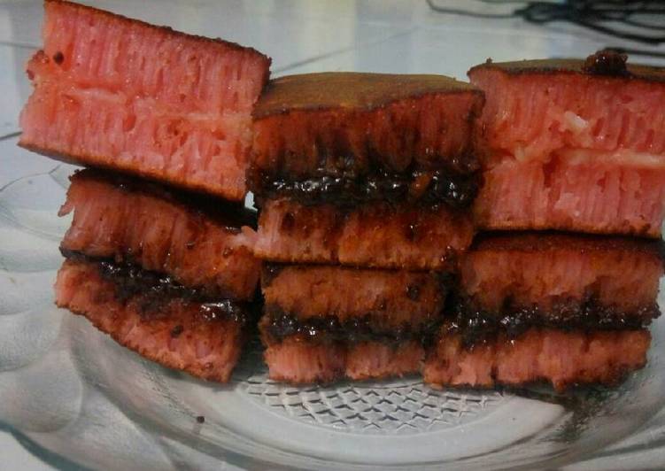 gambar untuk cara membuat Martabak manis rasa strawberry topping coklat keju