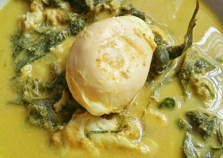 gambar untuk resep Gulai Daun Singkong Telur Bebek Ceplok