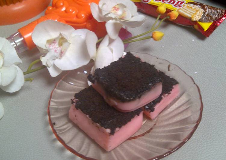 Resep Puding strawberry topping oreo Karya MutiF