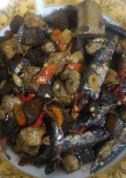 Oseng / cah tahu, ikan asin jambal, cecek (kulit sapi)