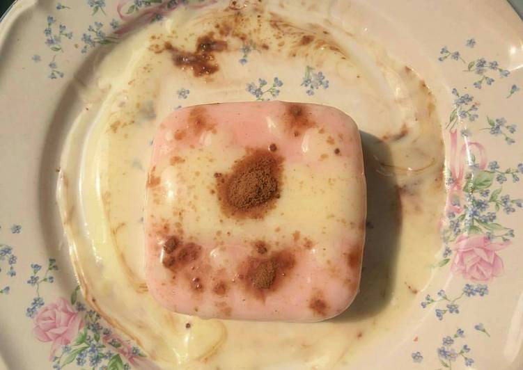 gambar untuk resep Puding Stroberi Santan Susu Hauce