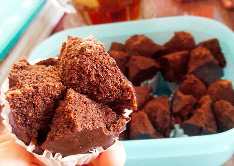 bahan dan cara membuat Bolu kukus cokelat no mixer no egg... Pokoknya super simple ??