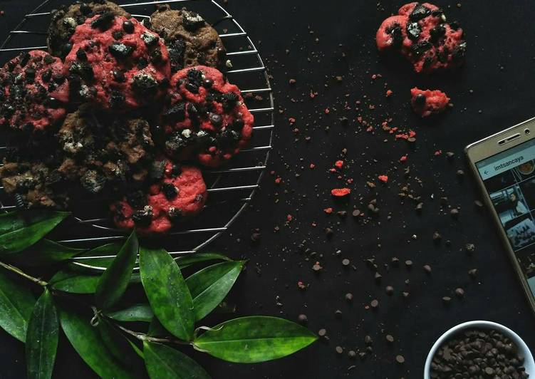 gambar untuk resep Chewy Red Velvet and Chocolate Cookies