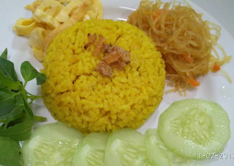 bahan dan cara membuat Nasi Kuning Magic com ala Uni Ve