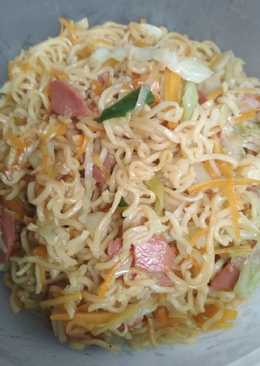Mie goreng sayur plus sosis