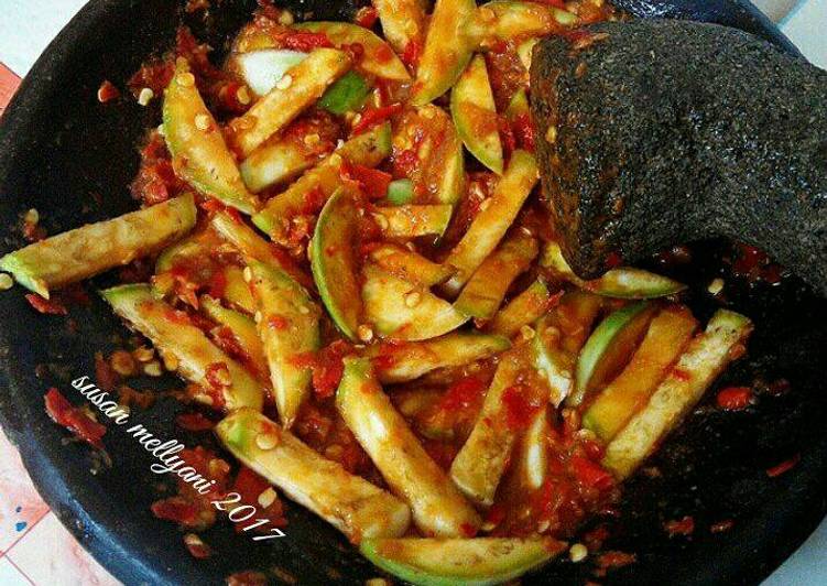 gambar untuk resep Sambal terong mentah