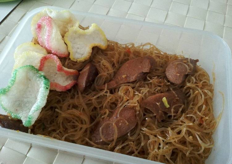 bahan dan cara membuat Bihun goreng sosis sederhana