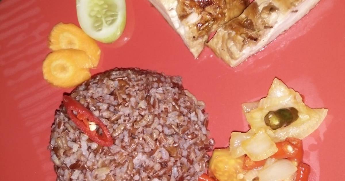 Resep Nasi merah hainan with chicken steak n salsa chili ala Mamae Athcup