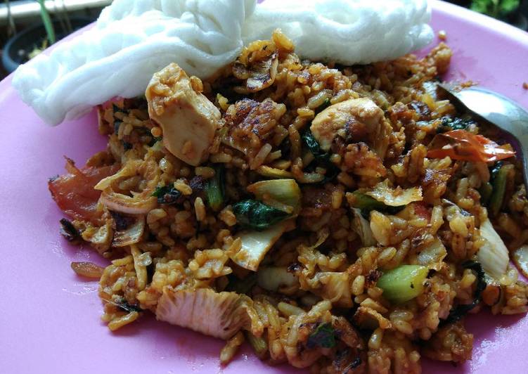 bahan dan cara membuat Nasi Goreng Telor Asin Sambal Tuna