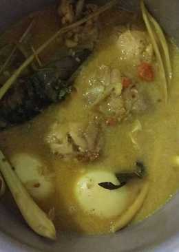 Opor Ayam Telur Bumbu Kuning