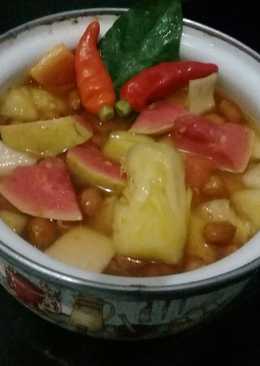 Asinan buah segar manis asem pedas.