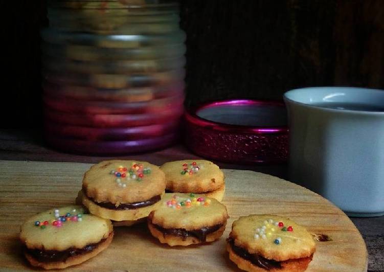 bahan dan cara membuat Sandwich Cookies