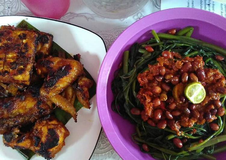 gambar untuk cara membuat Ayam bakar taliwang vs plecing kangkung khas Lombok