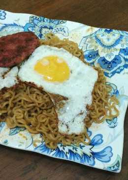 Mi goreng kornet telur