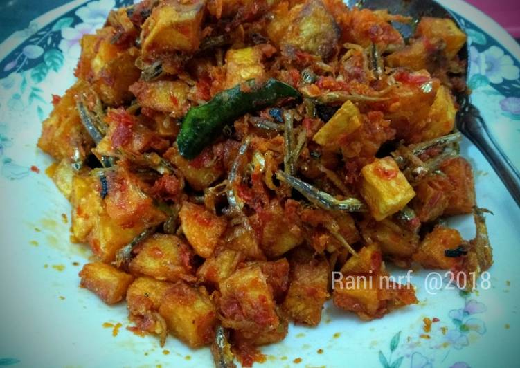 bahan dan cara membuat Balado kering kentang teri