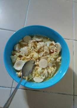 Indomie (maggie) rebus with bakso maknyussss ððð