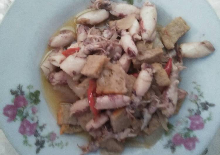 resep makanan Tumis cumcom (cumi oncom)