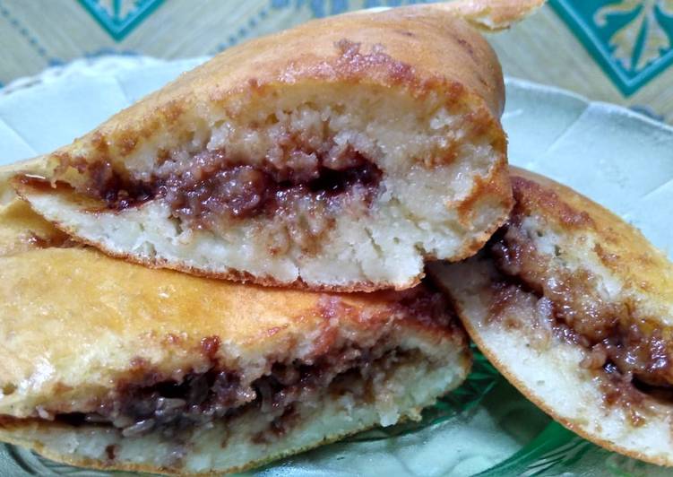 bahan dan cara membuat Martabak/terang bulan pisang cokelat keju endes simple